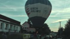 Balón přistál uprostřed vesnice. Hrozilo, že ho usmaží dráty