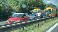 Dálnici D10 uzavřela hromadná nehoda, zranilo se sedm lidí