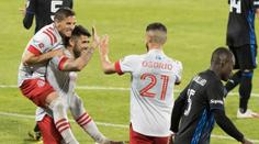 Toronto zvítězilo díky pokutovému kopu, rozhodčí neuznal dvě branky