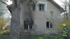 Plameny a kouř odřízly rodině cestu ven. Do hašení domu se zapojila celá vesnice