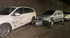 Řidič nechal po bouračce auto na tramvajových kolejích a utekl