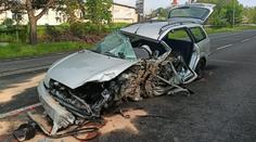 Na Zlínsku se čelně srazila dvě auta. Jeden mrtvý, čtyři lidé jsou vážně zranění