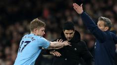 Arsenal je vyšetřován. De Bruyne pod palbou fanoušků. Pak si do nich rýpl