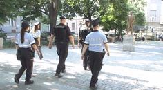 Policie vyrazila na partu grázlů na Letnou! Jednoho z nich zadržela
