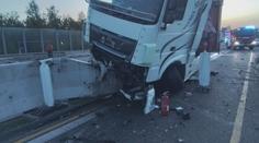 Na dálnici D35 narazil kamion do svodidel. Nehoda komplikovala dopravu