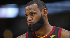 LeBronova demolice Milwaukee! 40 bodů a nakonec triple-double
