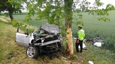 Auto vyjelo ze silnice a narazilo do stromu! Dva mrtví, další bojuje o život