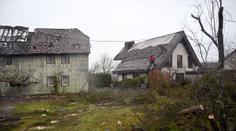 Tornádo v Anglii ničilo domy a auta! Úřady varují před povodněmi