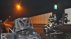 Ve Strahovském tunelu hořelo auto. Matku a dítě odvezla policie