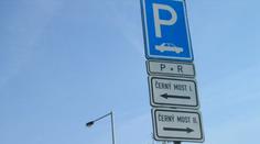 Necháváte auto na P+R parkovišti? Pozor, můžou vám ho odtáhnout!