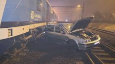 Na železničním přejezdu v Ostravě se srazil vlak s autem, řidič byl zraněn