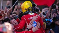 První výhra Hamiltona ve Ferarri! Antonelli kvůli technické závadě nedojel