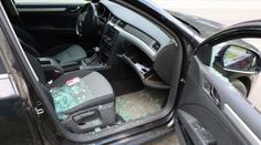 Zloději rozmlátí auto i kvůli prkotinám. V Brně je zlákal pouhý balíček bonbonů