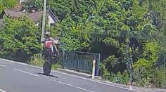 VIDEO: Hazardní jízda motorkáře. Obcí se řítil na zadním kole rychlostí 121 km/h