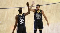 Curry srazil LeBrona na kolena! Golden State vedou sérii už 2:0