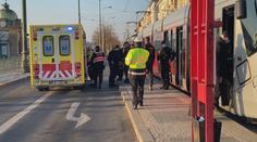 Neměl v tramvaji roušku, zato mával velkým nožem! Policie hledá svědky