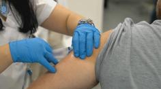Očkování proti covidu-19 pro pojištěné zdarma! Návrh schválila vláda