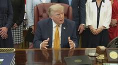 Trump kritizuje ropné giganty za zisky. Podle expertů situace nahrává těžbě v USA