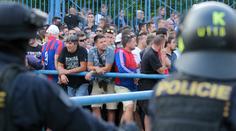 Fanoušci Hajduku v centru Liberce světlicí zapálili dům