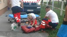 Adrián (5) lezl po parapetu, jednou už z okna vypadl. Matka byla opilá