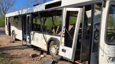 Ruský dron sestřelil autobus vezoucí lidi do práce. Devět mrtvých, desítky zraněných