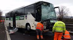 Řidič opravoval auto na dálnici, smetl ho autobus a zemřel