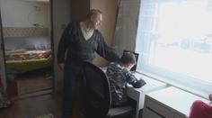 Dům jim vyhořel, máma syny nechce. O tři kluky se stará děda