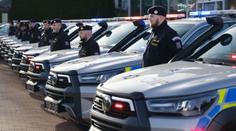 Další silná auta v policejních barvách. Do služby vyjede dvacet terénních pick-upů