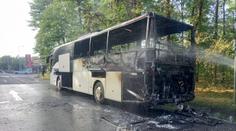 Video: Drama na silnici u Býště. Autobus lehl popelem, cestující stihli utéct