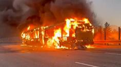 Děsivá podívaná u Chrastavy: Na silnici shořel autobus. Cestovalo v něm 30 lidí