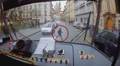VIDEO: Tramvaják jako anděl strážný! Zachránil malého chlapce