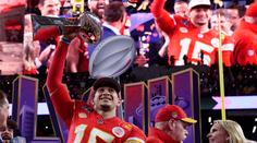 Kansas obhájil vítězství v Super Bowlu. Šlo o nejdelší zápas v historii