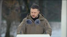 Zelenskyj uctil padlé vojáky. Světové budovy rozzářily ukrajinské barvy