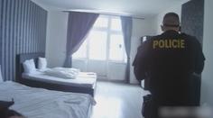 Dopadli ho díky uklízečce. Zloděj se před policisty skryl pod postel