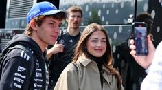 Romantika u moře. České krásce to po boku pilota F1 náramně sluší