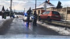 Bizarní nehoda. Řidička “hupsla“ na svodidla, auto viselo ve vzduchu