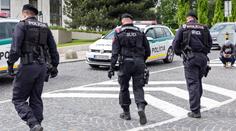 Tragédie v Bratislavě: Z okna vypadl muž, pak žena. V bytě bylo mrtvé dítě