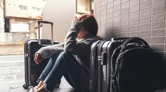 Turistům uvízlým v zahraničí došly peníze, měsíc museli žít v jeskyni
