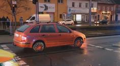 Dívku v Plzni srazilo auto. Do silnice měla skočit, aby zachránila mladšího brášku