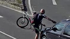 Řidič zatroubil na cyklistu, ten na něj zaútočil! Vybil se na autě