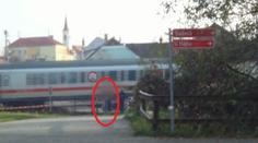 Měl štěstí! Cyklista utíkal před policistou, těsně ho minul rychlík