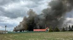 Na skládce v Rynholci hoří hala. Platí třetí stupeň poplachu