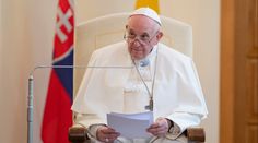 Papež František je na Slovensku. Přednesl projev, Romové kvůli němu uklízí sídliště