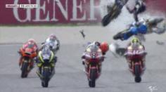 VIDEO: Hororová nehoda v závodech motorek! Létaly plechy a stroje dělaly salta