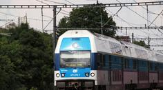 Srážky s vlakem: Jeden muž vyvázl s odřeninami, druhého odvezl vrtulník