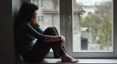 Svítící srdce nebo zelená karta v okně: Vzkazy v čase koronaviru