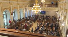 Opozice chce hlasovat o nedůvěře vládě. Na její svržení ale nemá dost poslanců
