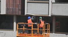 Práší to všude kolem, bojí se lidé azbestu v centru Prahy. Hygiena mlčí