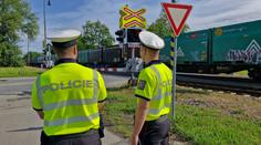 Kvůli partnerské hádce ohrozil životy. Na přejezdech nesmyslně riskují řidiči i chodci