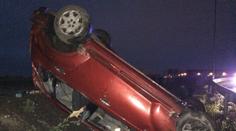 FOTOGALERIE: Opilec vylétl ze silnice a skončil s autem na střeše